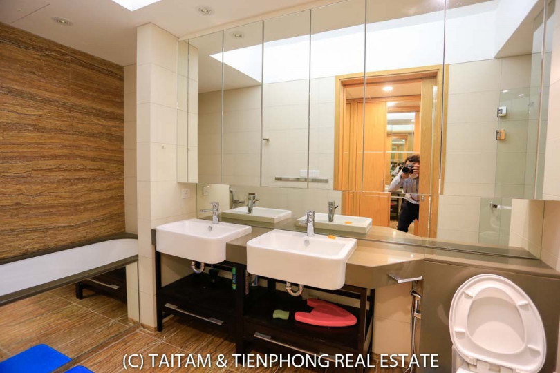 Cho thuê căn hộ cao cấp 3 phòng ngủ tòa Indochina Plaza, Tòa Tháp Đông, Full nội thất,giá 20 triệu.-Lh 0985384919
